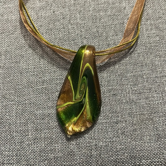 Necklace with sheer fabric chain. Pendant green and brown - Picture 2 of 2